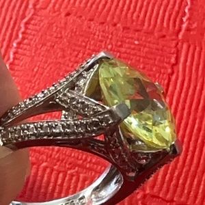 NICE SIMULATED PERIDOT LARGE STONE, SIZE 7